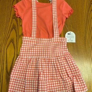 New with tags Orange & white 2pc pinafore checker outfit. Size 3T